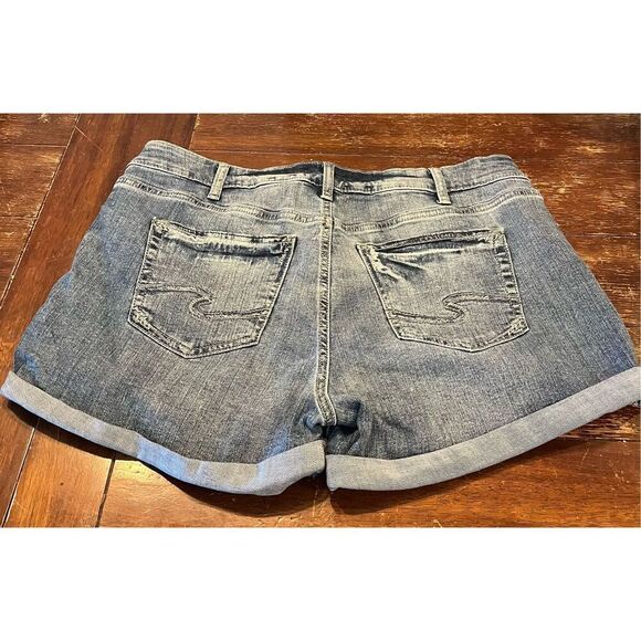 Silver Jeans Co. Women's Suki Mid Rise Curvy Fit Short - Picture 2 of 6